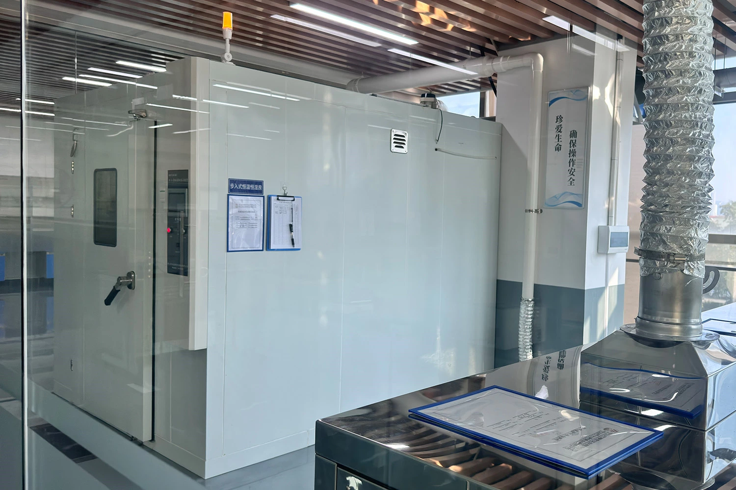 Testkamer met constante temperatuur en vochtigheid