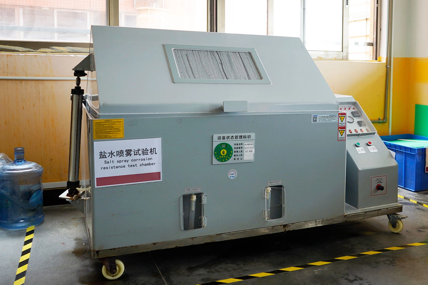 Chambre d'essai au brouillard salin – Vérification de la résistance à la corrosion