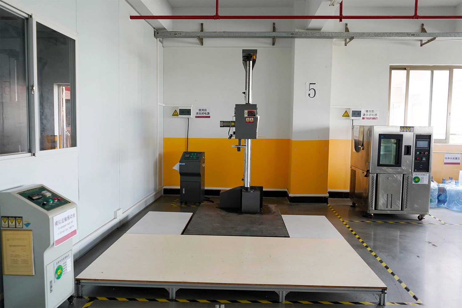 Machine d'essai de chute – Résistance aux chocs pour l'intégrité de l'emballage