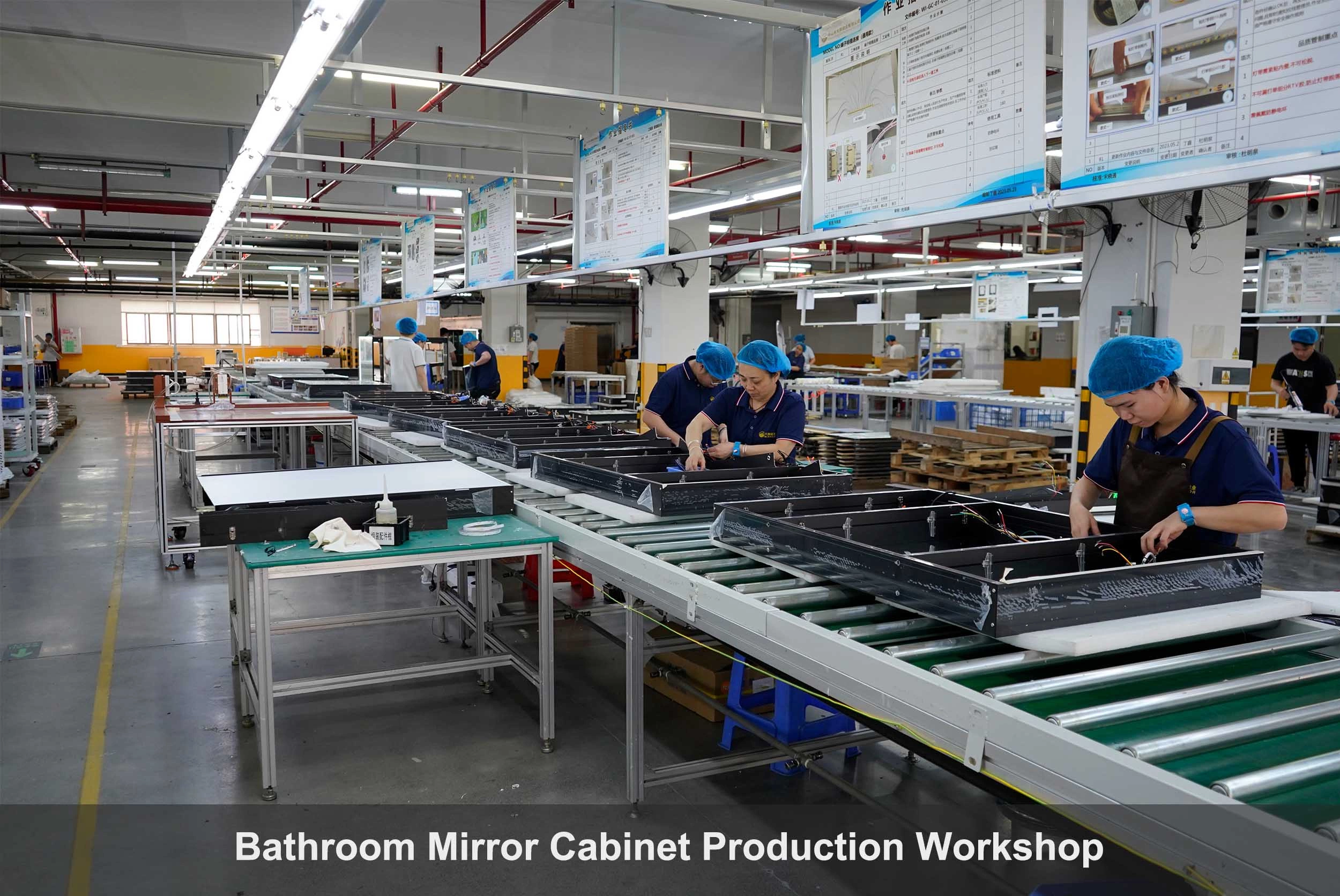 Atelier de production d'armoires à miroirs de salle de bain
